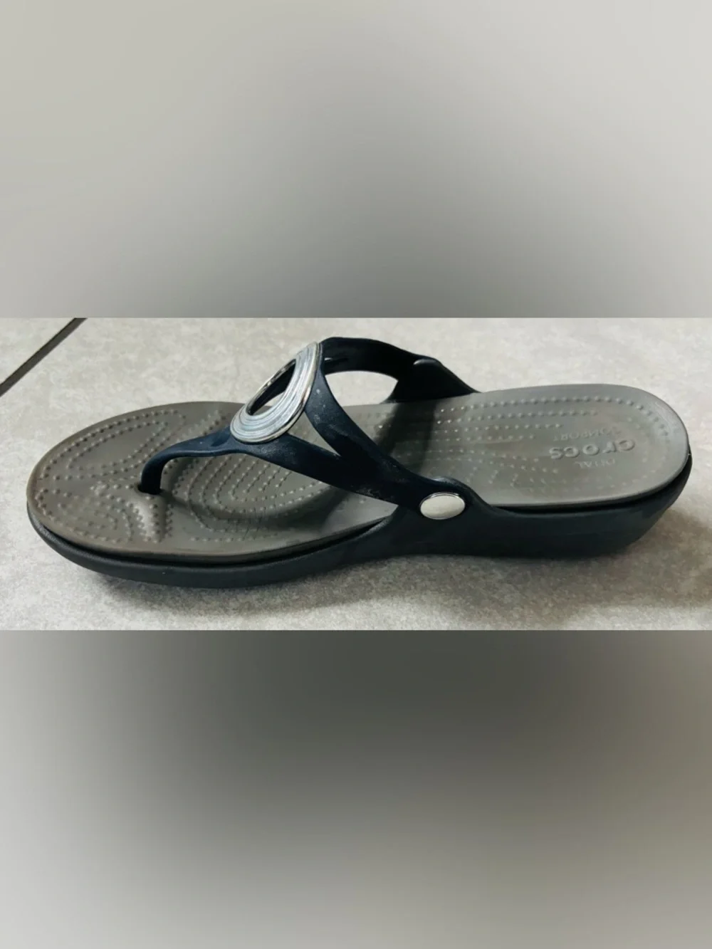 Crocs Sanrah Silver Circle Wedge Sandals - Picture 4 of 11